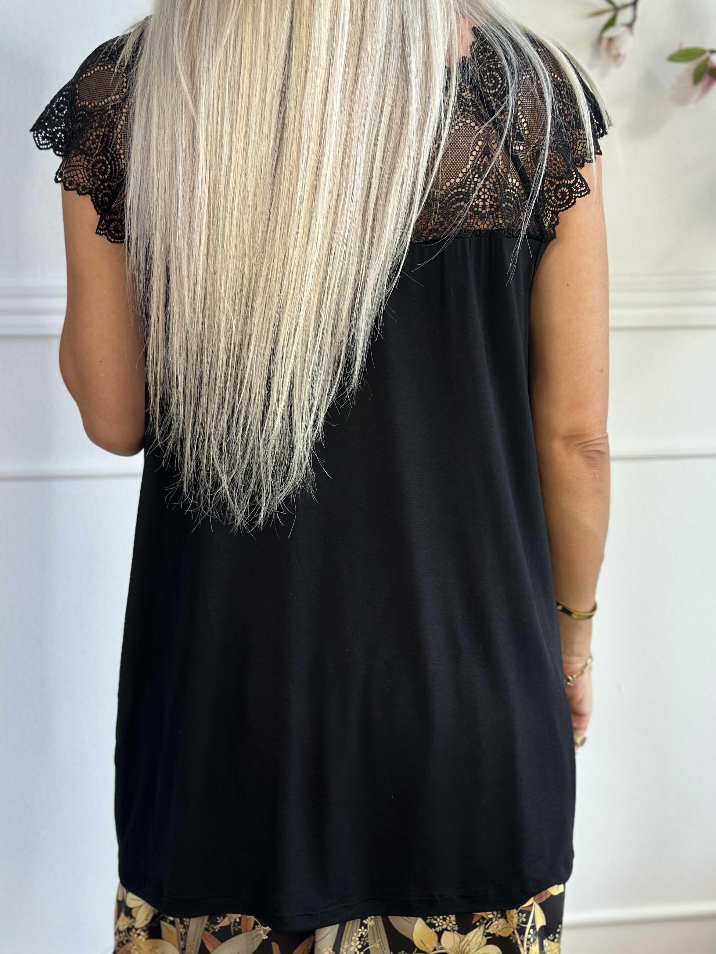 Amina - Sød top i viskose med blonde foroven